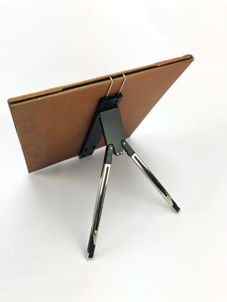 Atril de plástico color negro, diseño tipo trípode, ideal para carpetas, empaque mínimo de 100 piezas. Atril de plástico color negro, diseño tipo trípode, ideal para carpetas, empaque mínimo de 100 piezas.